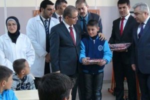 Kilis'te 18 bin Suriyeli &ccedil;ocuk karne aldı