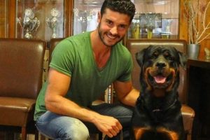 Berk Oktay'ın başı k&ouml;peğiyle dertte!