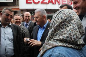 Binali Yıldırım vatandaşın sigarasını aldı