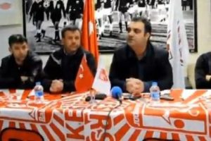 Basının &ouml;n&uuml;nde futbolcu ile başkan kavga etti