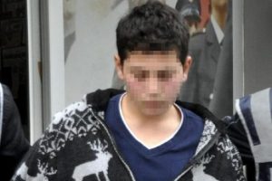 Okul arkadaşını bı&ccedil;akladı