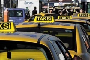 Taksisinde unutulan 6 bin TL'yi teslim etti