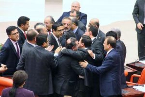 Meclis yine karıştı
