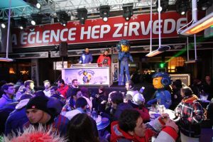 Opedo, Winterfest'te gen&ccedil;lerin yanında