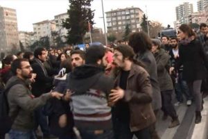 Protestoyu bırakıp birbirlerine girdiler