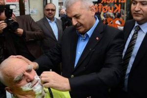 İzmir adayı Binali Yıldırım vatandaşı tıraş etti