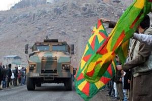 Askeri konvoy 'Yaşasın Apo' sloganları arasından ge&ccedil;ti!