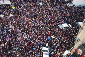Trabzonsporlular sokaklara d&ouml;k&uuml;ld&uuml;