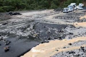 Aşırı yağışlar yolu bu hale getirdi