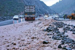 Fırtına yol kapattı