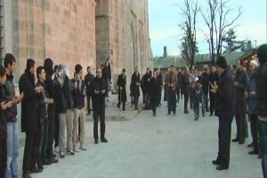 İHH &ouml;ğrenci kolları m&uuml;sl&uuml;man &uuml;lkeler i&ccedil;in dua etti