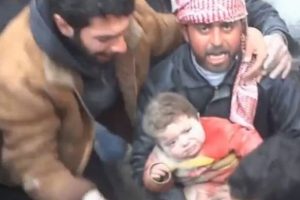 Suriye'de enkazın altından kurtulan bebek