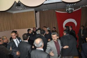 Genel kurulda sandalyeler havada u&ccedil;uştu