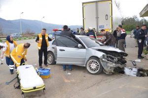 Bursa'da otomobil benzin istasyonuna daldı