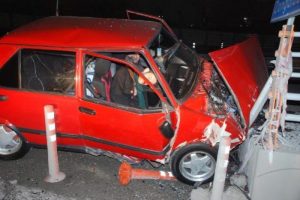 Otomobil bariyerlere &ccedil;arptı: 1 &ouml;l&uuml;, 1 yaralı