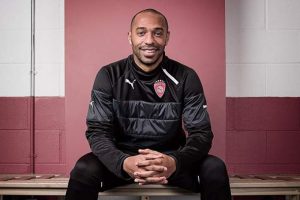 Henry'den Mesut'a &ouml;vg&uuml;!