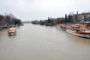 Manavgat ırmağı taştı, işyerlerini su bastı