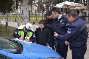 Boyundan b&uuml;y&uuml;k motosikletle yakalandı