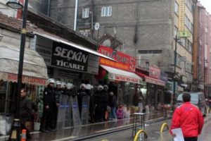 MHP'liler BDP il binasına y&uuml;r&uuml;mek istedi