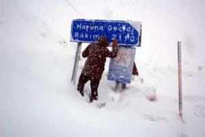 Kar yağışı hayatı fel&ccedil; etti