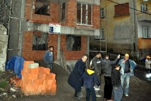 İnşaat iş&ccedil;isi ikinci kattan d&uuml;şt&uuml;