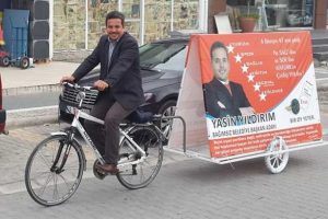 Bisikletiyle gezip oy istedi