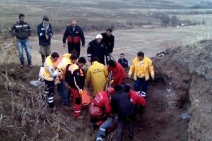 Kartal peşinden giderken kuyuya d&uuml;şt&uuml;
