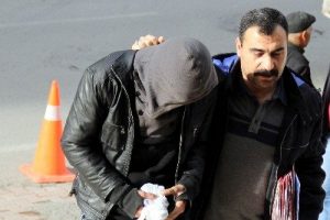 Gezmek i&ccedil;in otomobil &ccedil;alan gen&ccedil; yakalandı