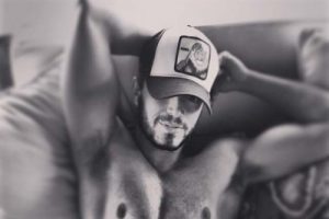 Murat Boz'un yarı &ccedil;ıplak fotoğrafı olay oldu