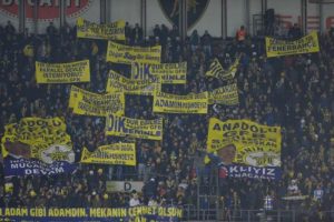 Fenerbah&ccedil;e trib&uuml;nlerinde dikkat &ccedil;eken pankartlar