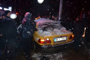 Mahsur kaldığı ara&ccedil;tan 2 saat sonra &ccedil;ıkarılabildi