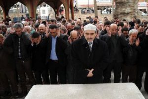 Gıyabi cenaze namazında 'imam' krizi