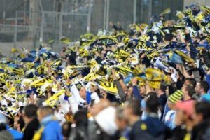 O da trib&uuml;nlerdeydi!