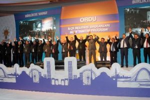 Ak Parti il&ccedil;e belediye başkan adaylarını tanıttı
