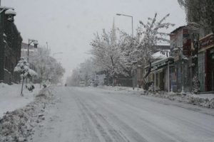 K&ouml;y yollarında kar engeli