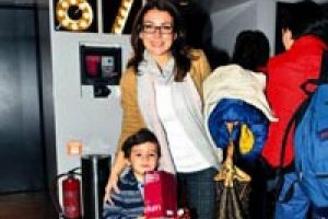 Oğluyla tiyatro izledi...