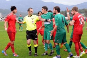 Amat&ouml;r lig ma&ccedil;ında arbede