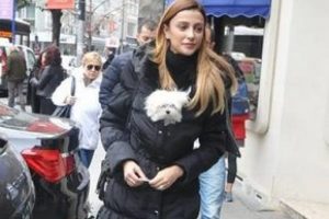 &Ouml;zge Ulusoy k&ouml;peğini soğuktan b&ouml;yle korudu...