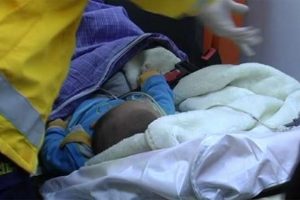 Anne ve 3 aylık bebeği yangında mahsur kaldı