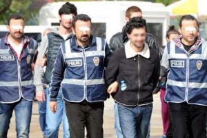 G&uuml;rc&uuml; hırsızlar polisten ka&ccedil;amadı