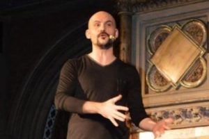 Atalay Demirci kilisede stand-up yaptı