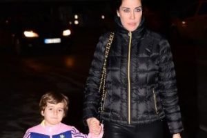 Deniz Akkaya'nın kızı Ayşe herkesi g&uuml;ld&uuml;rd&uuml;...