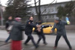 Kayıp kızları i&ccedil;in TBMM &ouml;n&uuml;nde "tehlikeli" eylem