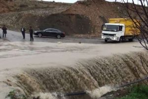 Dere taştı ara&ccedil;lar yolda kaldı