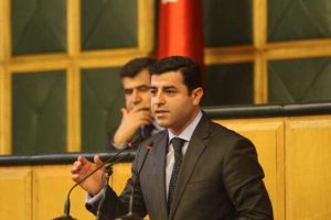 "T&uuml;rkiye'de siyaset dibe doğru batıyor"