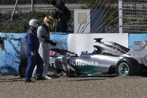 Hamilton kaza ile başladı!