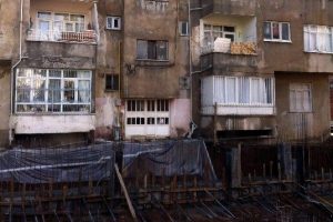 &Ouml;n&uuml;ne bina yapılınca apartmanın girişi kapandı