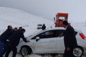 Zincirsiz ara&ccedil;lar yolda mahsur kaldı