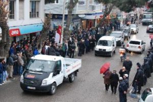 Dikili'de se&ccedil;im gerginliği: 2 yaralı