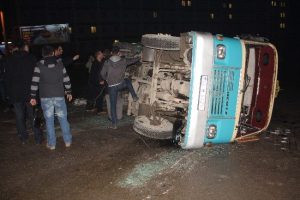 Yolcu minib&uuml;s&uuml; ile otomobil &ccedil;arpıştı: 4 yaralı
